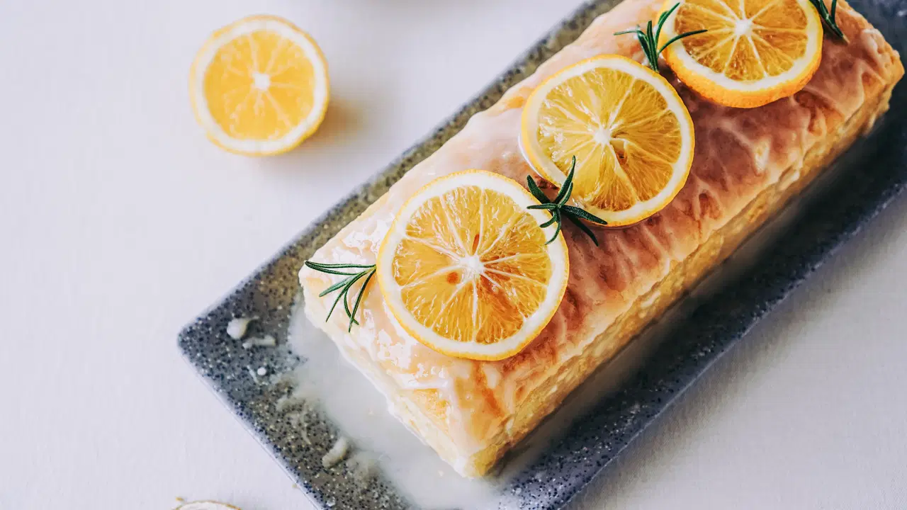 Yaz günlerinde midenizi ferahlatacak pratik lezzet: Limonlu ıslak kek tarifi