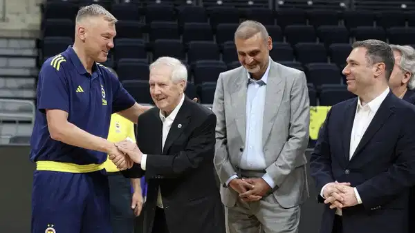 Aziz Yıldırım'dan derbi öncesi basketbol takımına ziyaret