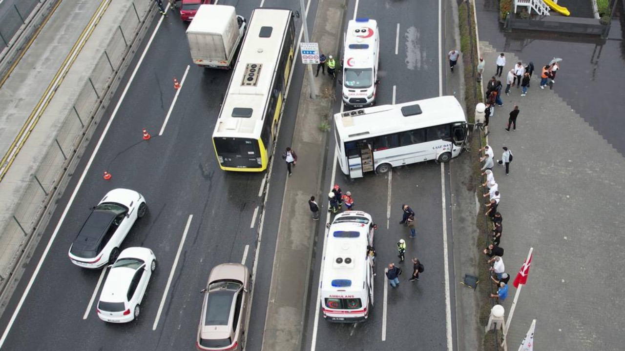 Avcılar’da THY personel servis minibüsü ile otomobil çarpıştı: 11 yaralı