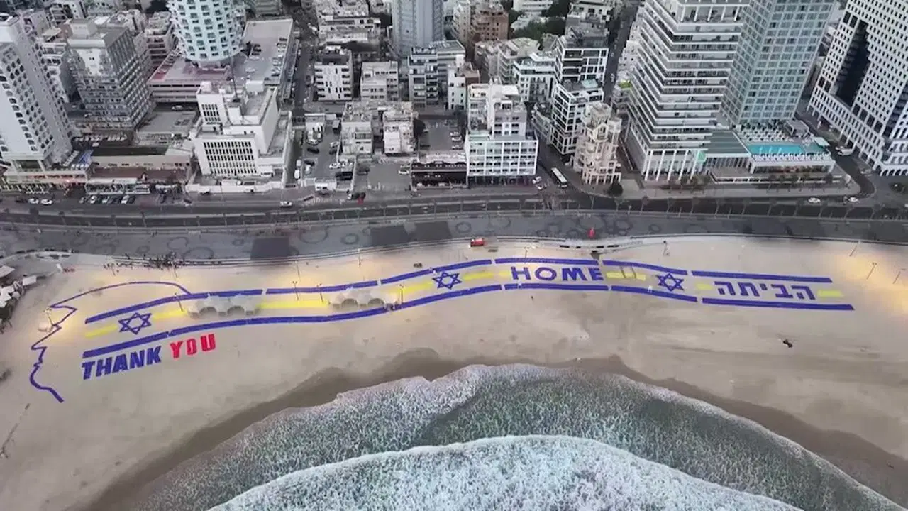Trump Tel Aviv’e indi, törenle karşılandı: 'Teşekkürler' mesajı sahilde görüldü