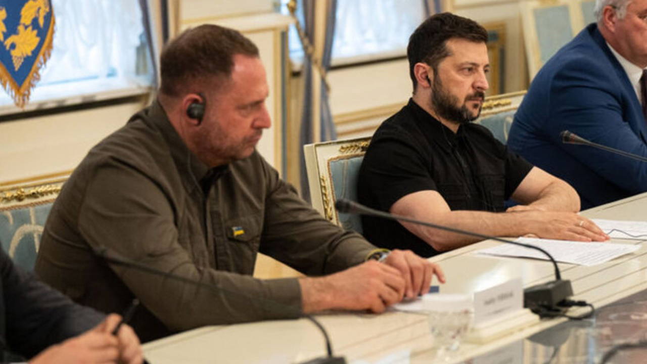 Zelenski'nin en yakın adamı istifa etti!