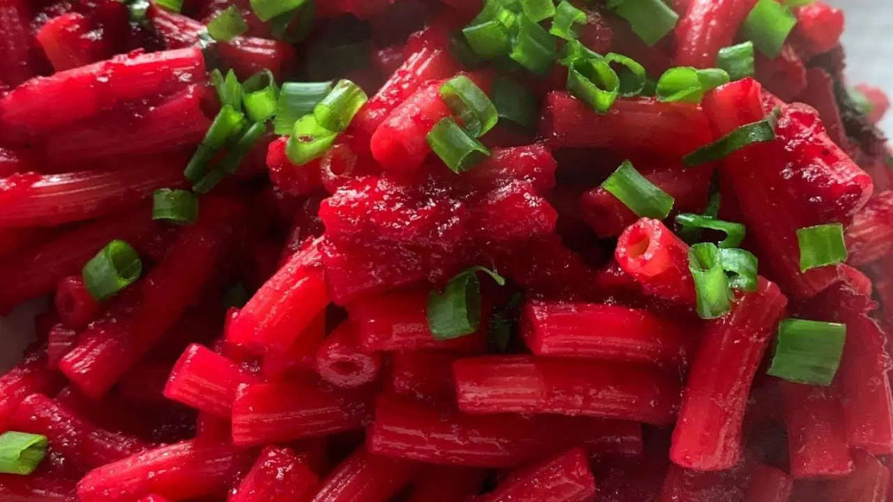 Sofralara renk katan pancarlı makarna nasıl yapılır?