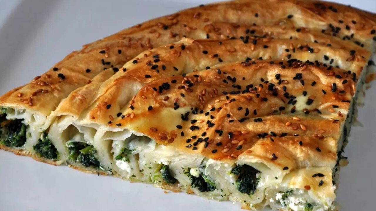 Kahvaltı sofralarının vazgeçilmezi: Ispanaklı börek tarifi