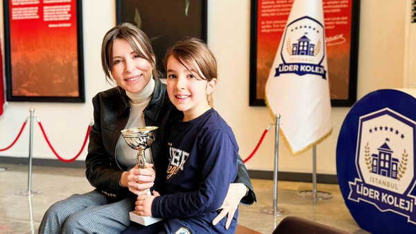 Adana’nın en küçük şampiyonu… 7 yaşındaki Yasmin Çetin birincilik kupasını kaldırdı
