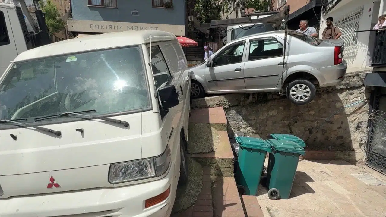 Kargo aracının çarptığı otomobil askıda kaldı: 'Daha önce de aynısını yaşadım'