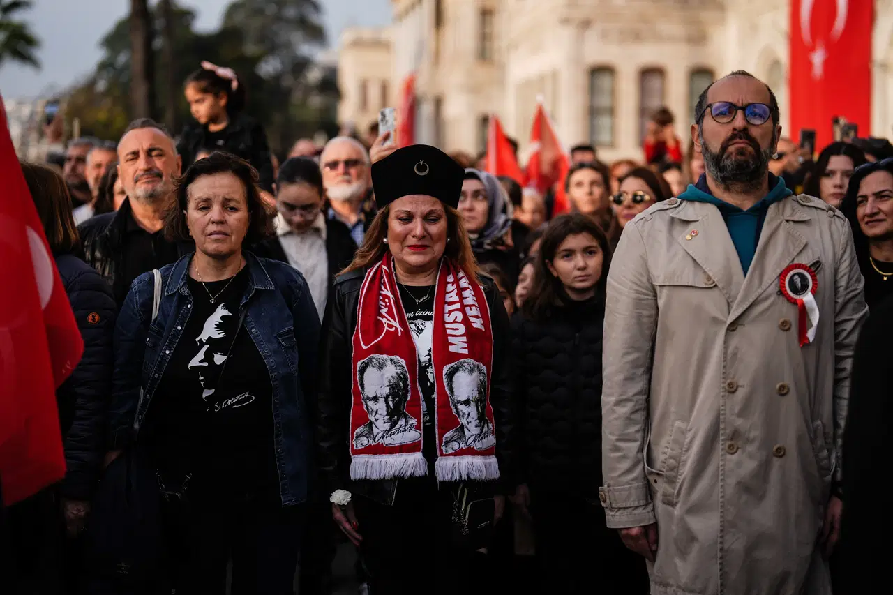 81 ilde saat 9'u 5 geçe hayat durdu... Sonsuz minnet, sonsuz sevgi: Türkiye Ata'sını özlemle andı