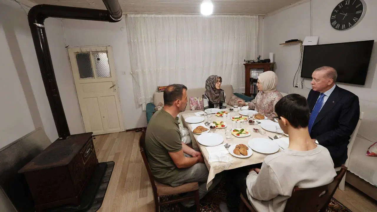 Erdoğan'ın iftar ziyaretinde, sobalı ev detayı dikkat çekti