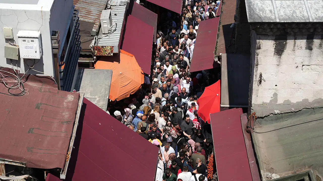 Eminönü'nde 19 Mayıs kalabalığı: Adım atacak yer kalmadı