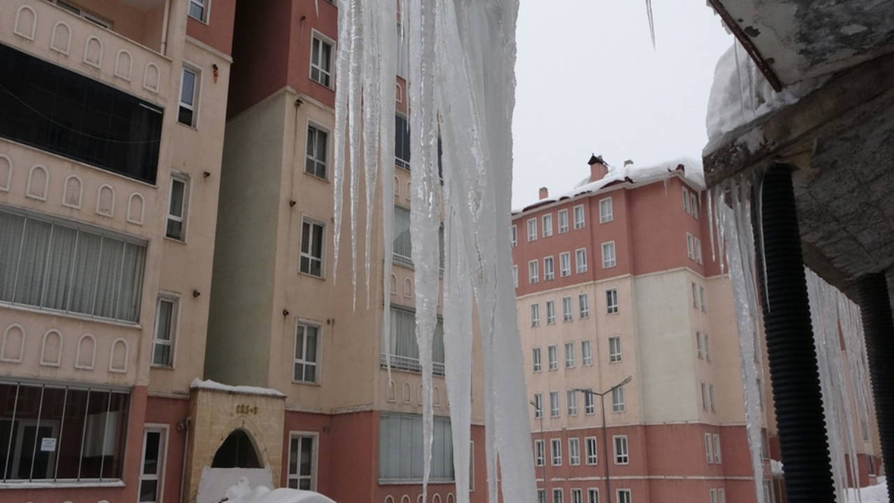 Bitlis'te çatılardaki buz sarkıtlarının boyu 5 metreyi aştı