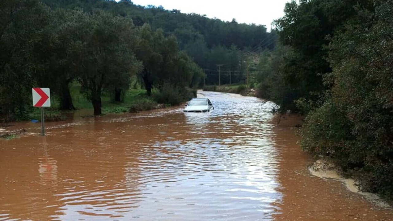 Bodrum'da sağanak: Yollar trafiğe kapandı, iş yerlerini su bastı