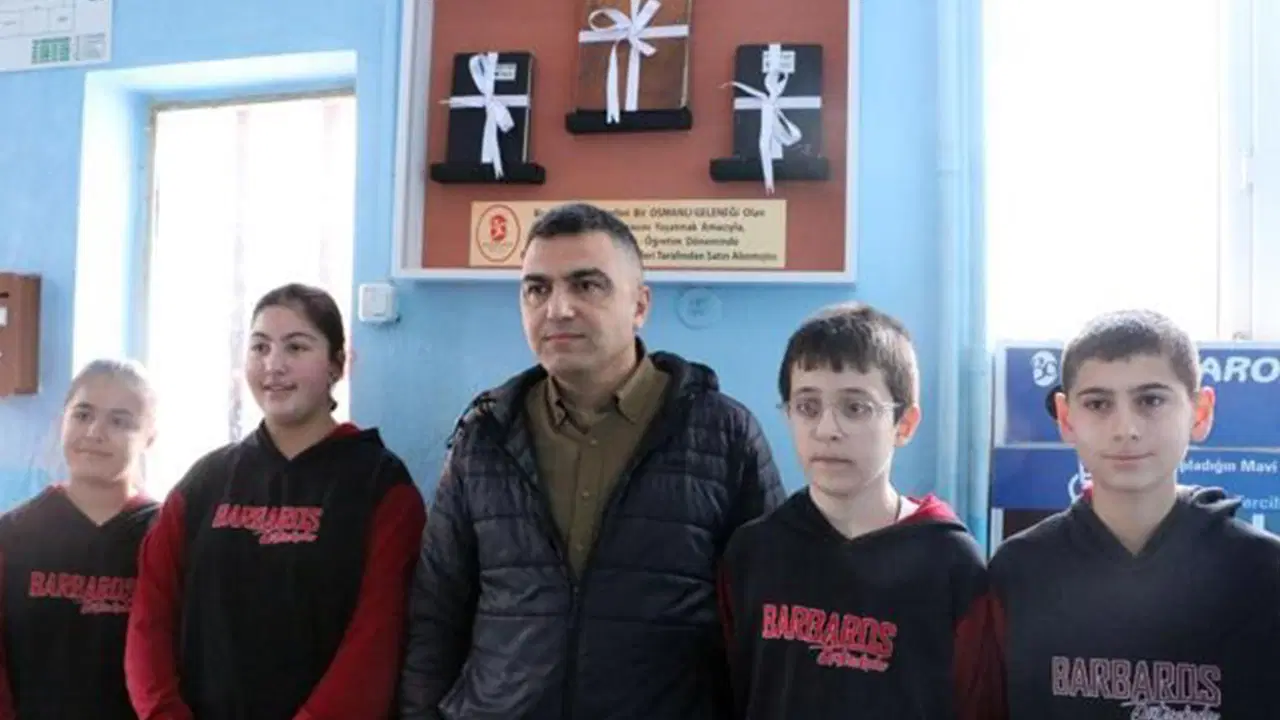 Okulda para toplayıp, 3 bakkalın veresiye defterini satın aldılar