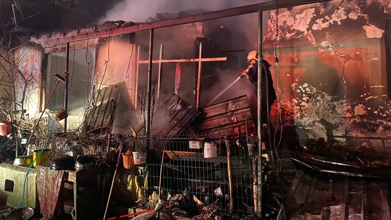 Edirne'de çiftlikte yangın: 1 ev, 2 biçerdöver ve 2 otomobil yandı!