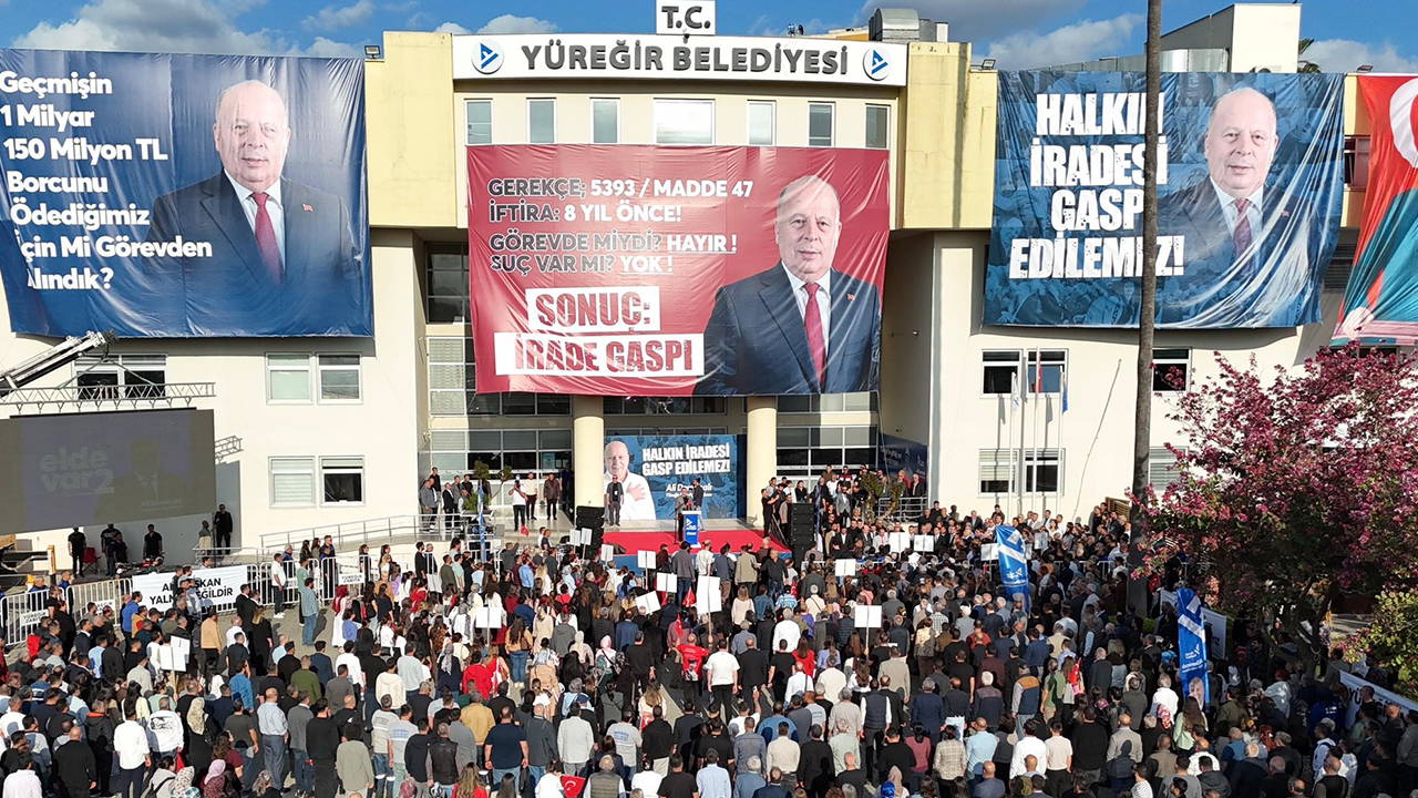 Yüreğir'de görevden uzaklaştırma kararına karşı eylem: 'Ali Demirçalı boyun eğmedi'