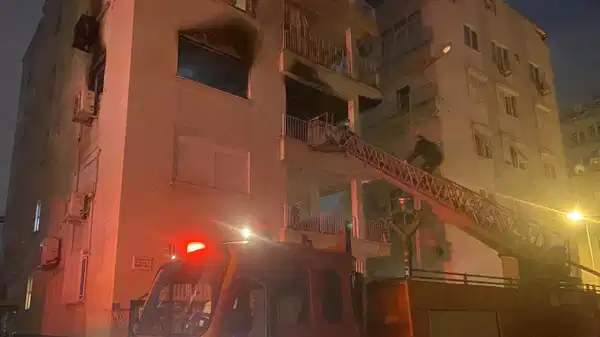 Apartman dairesi küle döndü... Kadın, komşuların yardımıyla evden çıkartıldı