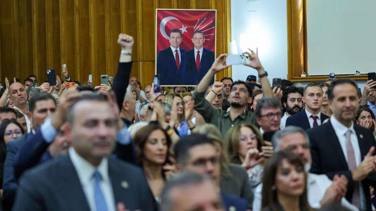 ‘Yeni Parti’ için düğmeye basıldı, resmen ilan edildi: İşte Özgür Özel’in yanında olan isimler!