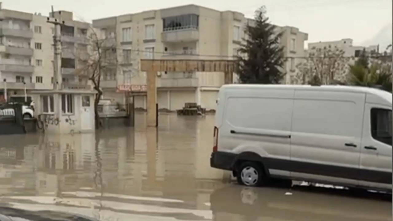 Mardin'de sağanak ve dolu: Yollar göle döndü, evleri su bastı
