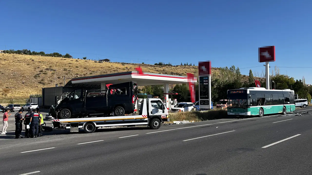 Minibüs, özel halk otobüsüne çarptı: Yaralılar var