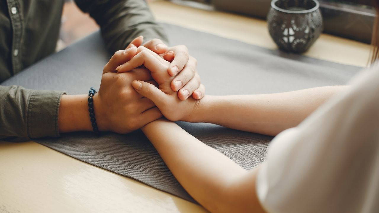 Güveni zamanla kazanan 3 burç: İlişkide hemen açılmayan burçlar...