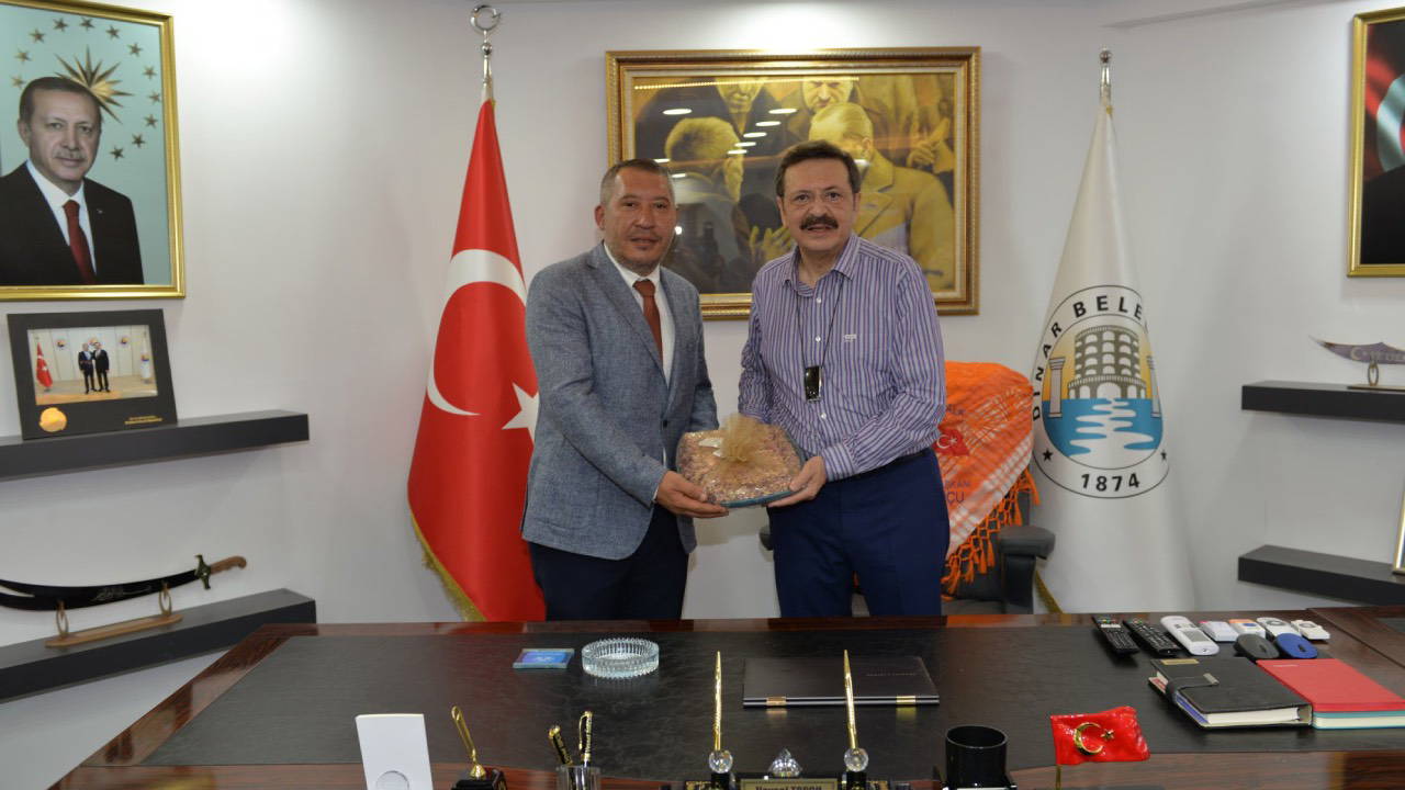 CHP’den istifa edip AKP’ye geçeceği söylenen Veysel Topçu’nun ‘AKP enkazı’ afişi yeniden gündemde