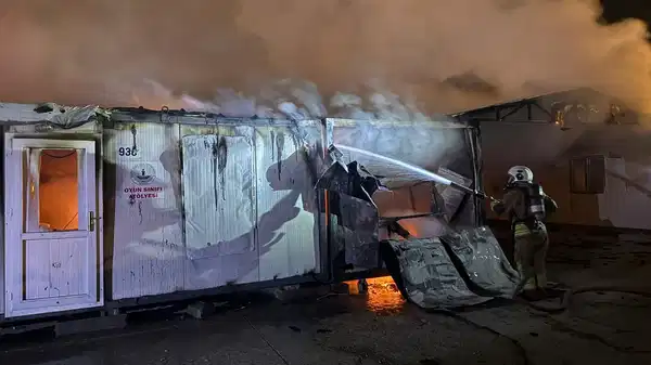 Öğrencilerin eğitim gördüğü 6 konteyner yandı