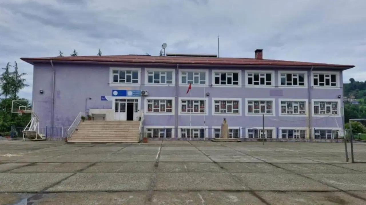 Trabzon'da okulda rahatsızlanan 13 yaşındaki çocuk hayatını kaybetti