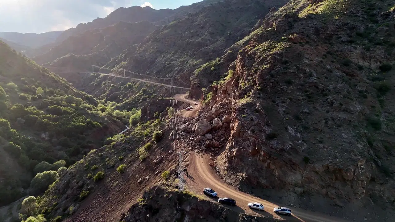 İki mahalleyi bağlayan yol kapandı: Mahalleli tepki gösterdi