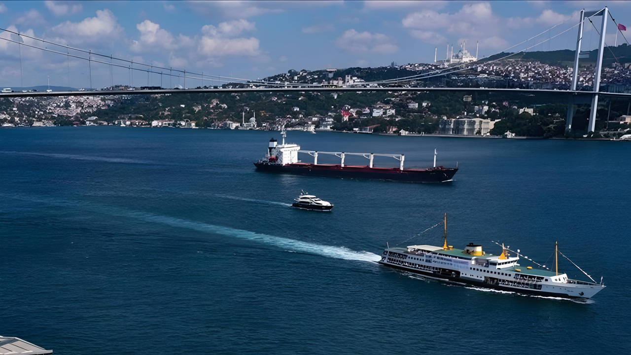 İstanbul Boğazı transit gemi geçişlerine kapatıldı