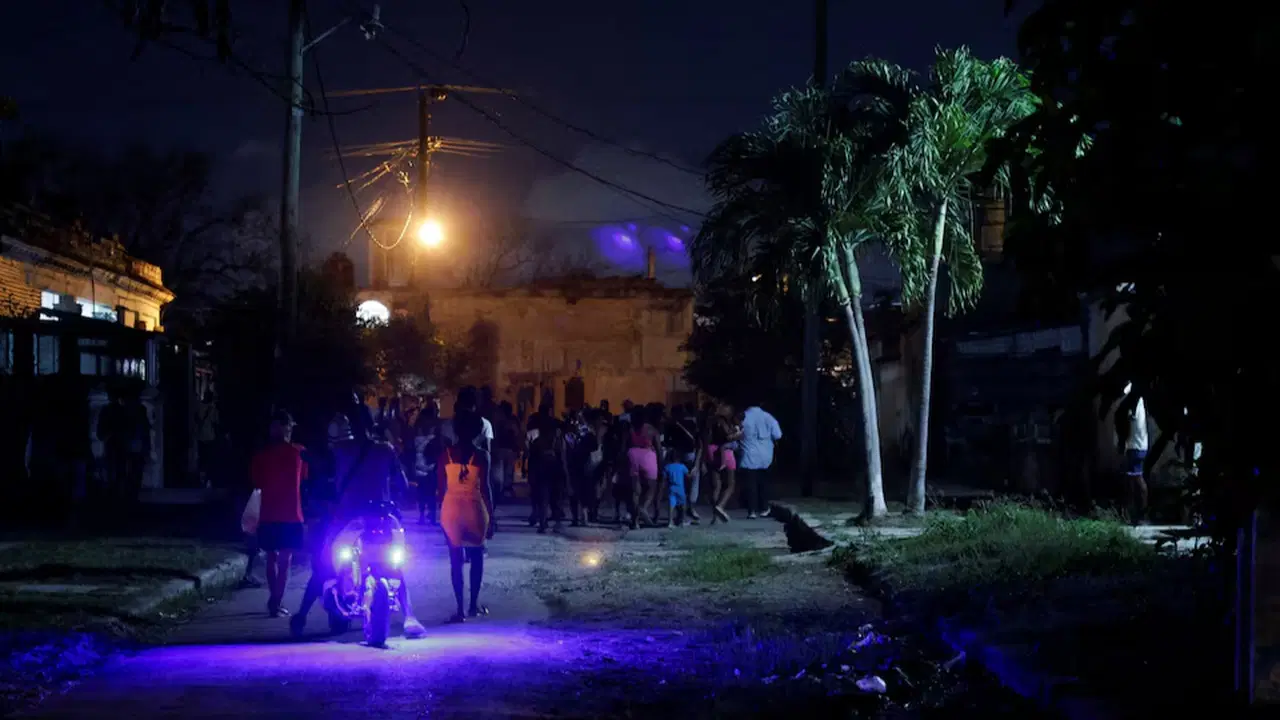 Havana karanlığa gömüldü: Küba’da sokaklar karıştı