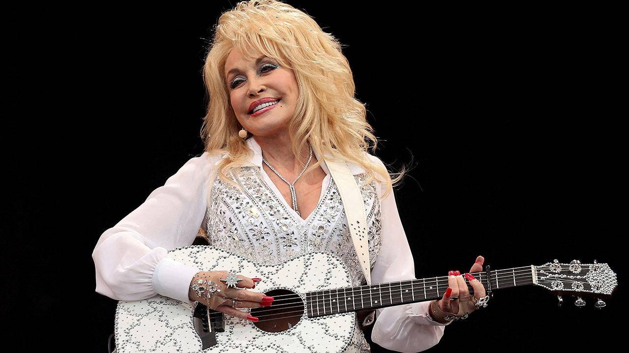 Dolly Parton aile arasında düzenlenen özel törenle son yolculuğuna uğurlandı
