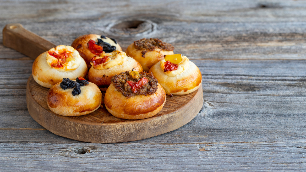 Pazar kahvaltılarına neşe katacak: Mini pizza tarifi