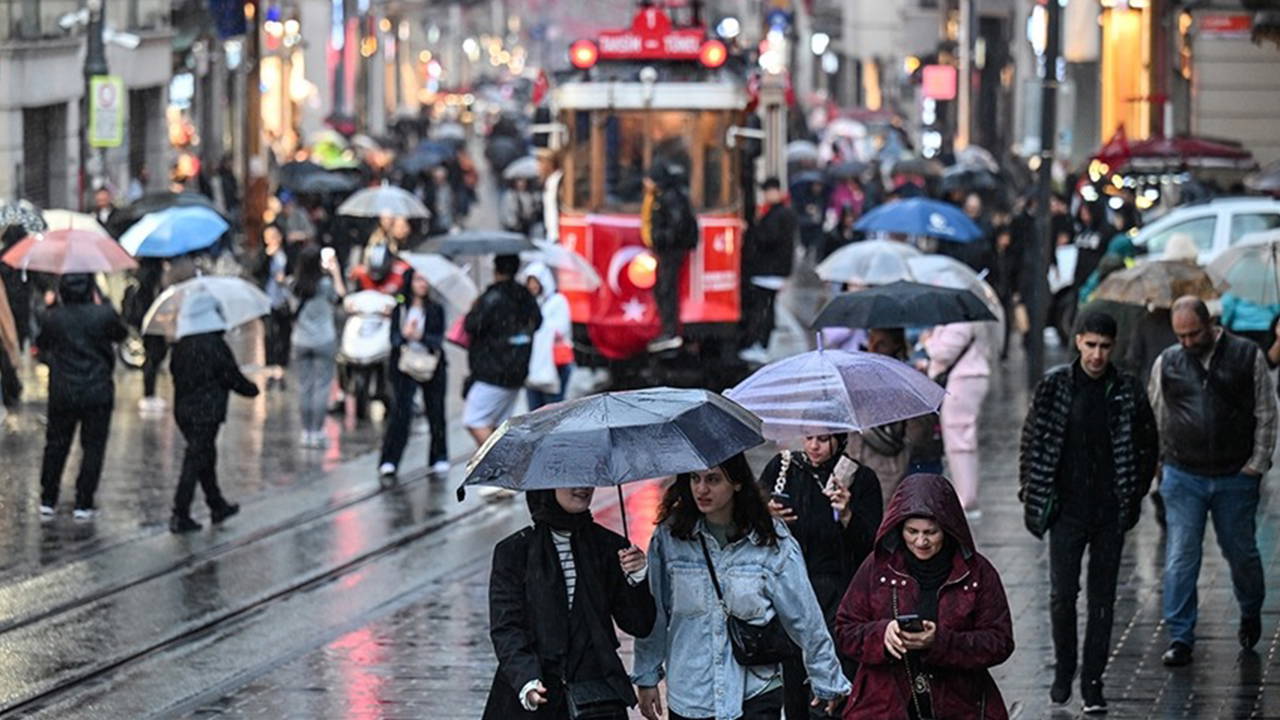 Son dakika... İstanbul Valiliği saat verdi: Kuvvetli yağış ve fırtına geliyor!