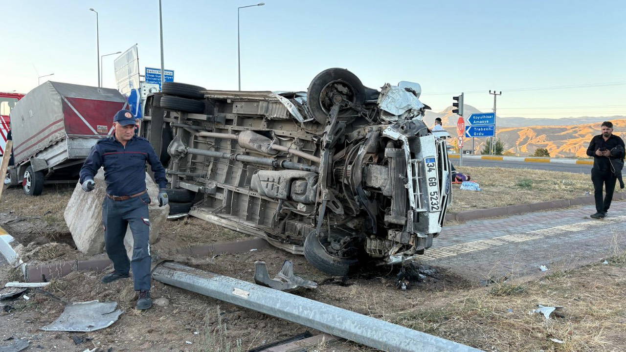 Sivas'ta otomobille minibüs çarpıştı: 15 tarım işçisi yaralandı