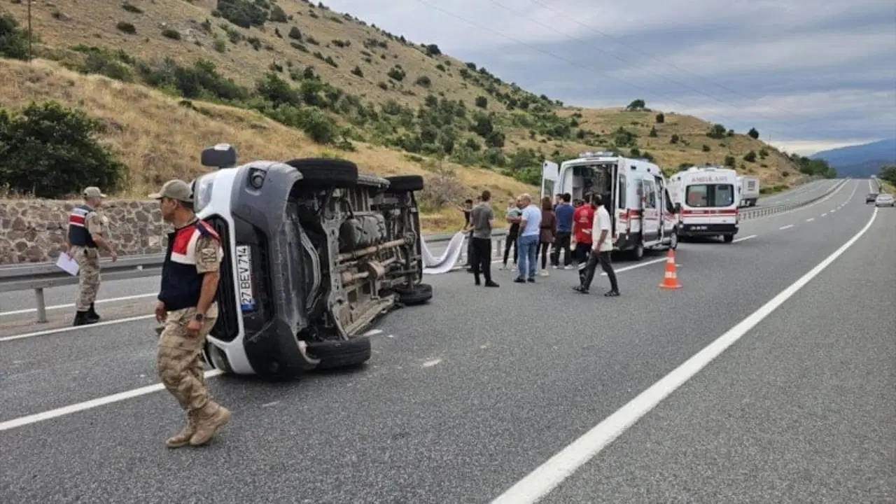Erzincan'da Minibüs Devrildi: 16 Yaralı, 6'sı Çocuk
