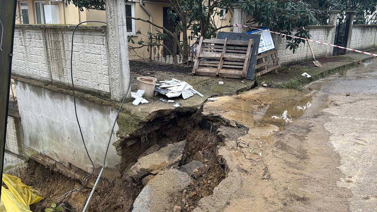 İnşaat kazısında korkutan toprak kayması: Yol çöktü, duvar yıkıldı!