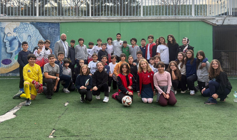 Milli futbolcu öğrencilerle buluştu