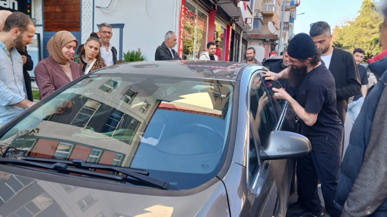 Kapılar otomatik kilitledi, bebek arabada mahsur kaldı: Çilingirle bebeği kurtardılar