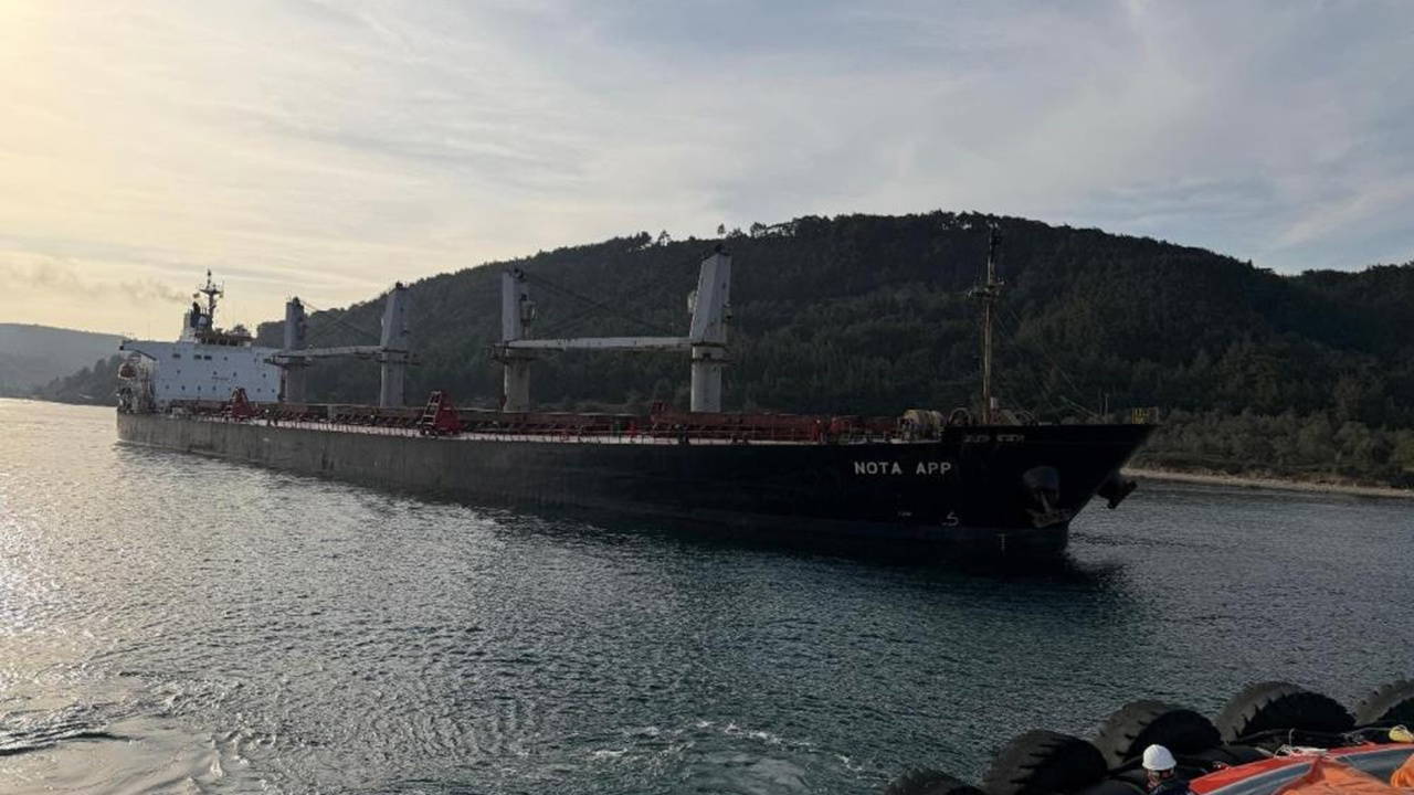 Çanakkale Boğazı’nda gemi karaya oturdu: Boğaz trafiğe kapandı