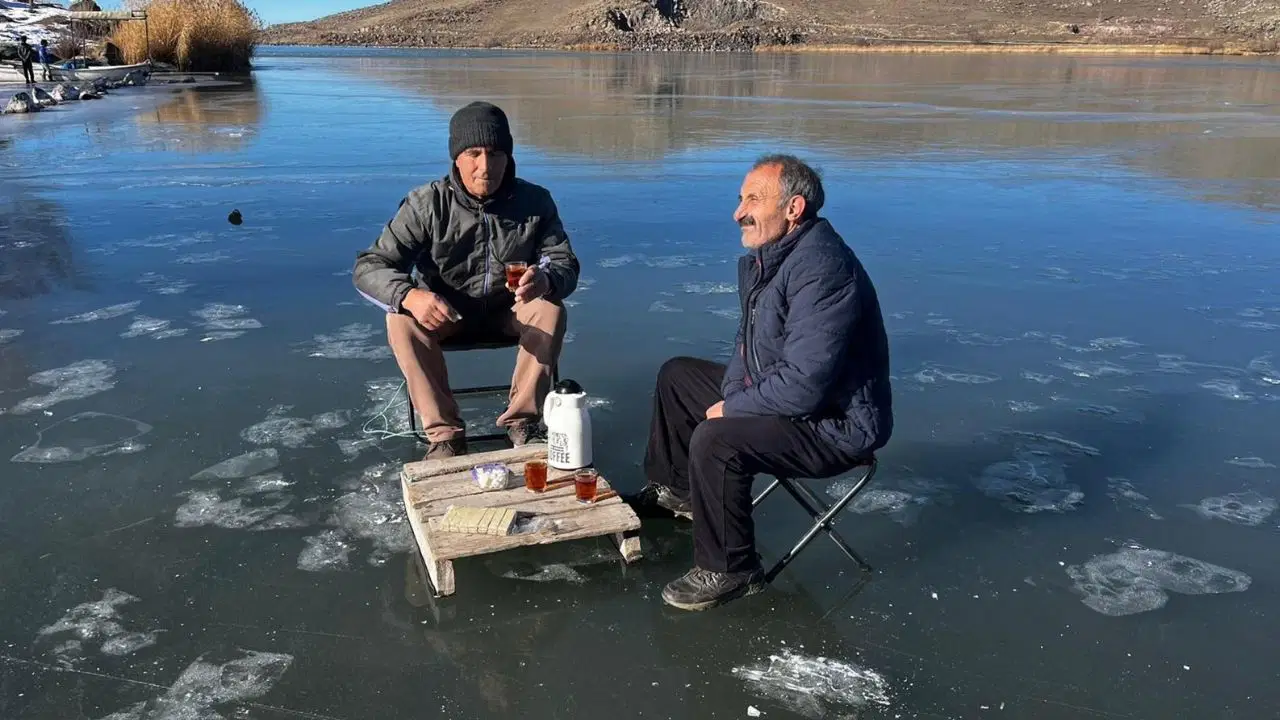 Buzun kalınlığını kontrol eden balıkçılar, Çıldır Gölü'ne ağ atmaya hazırlanıyor
