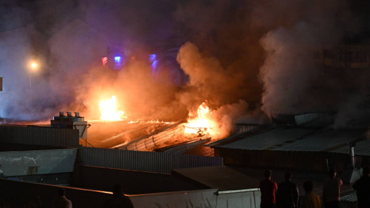 İstanbul'da korkutan fabrika yangını: Çok sayıda ekip sevk edildi