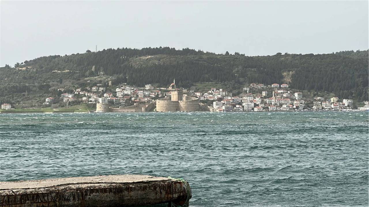 Çanakkale Boğazı fırtına nedeniyle çift yönlü ulaşıma kapatıldı