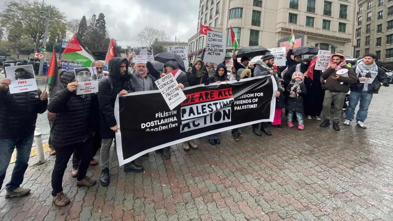 Filistin Davaları İnisiyatifi, İngiltere'deki Gazze tutuklamalarını başkonsolosluk önünde protesto etti