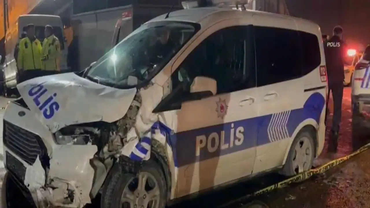 İstanbul'da polis aracı kaza yaptı: 2'si polis 3 kişi yaralandı
