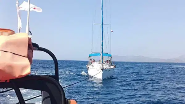 Fethiye açıklarında içinde 9 kişinin bulunduğu tekne sürüklendi: Ekipler harekete geçti