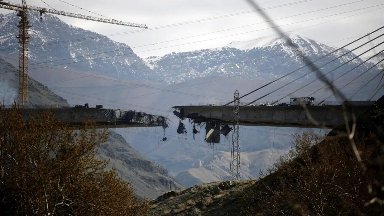 İran’dan 4 ülkedeki bazı köprü ve güzergahlar için uyarı: 'Askeri hedef haline geldi'