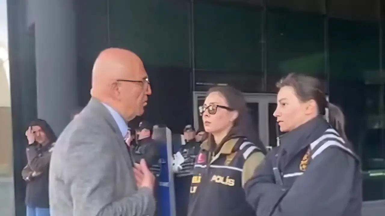 CHP'li Mahmut Tanal, Üsküdar Belediyesi'ne girişleri kapatan polislerle tartıştı!