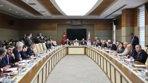 Belediye şirketlerine Cumhurbaşkanı onayı şartı komisyonda kabul edildi