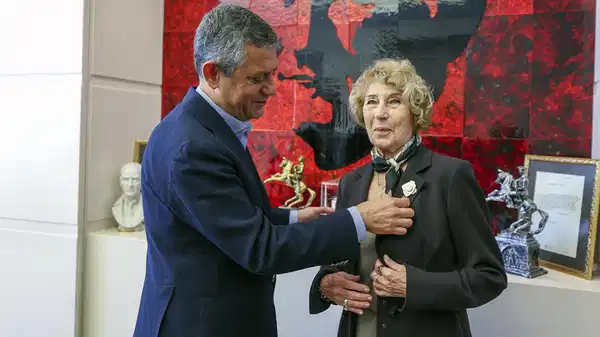 Ayşe Kulin, CHP'ye üye oldu: Rozetini Özgür Özel taktı