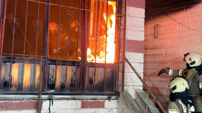 İstanbul'da 4 katlı binada yangın: 20 kişi mahsur kaldı!