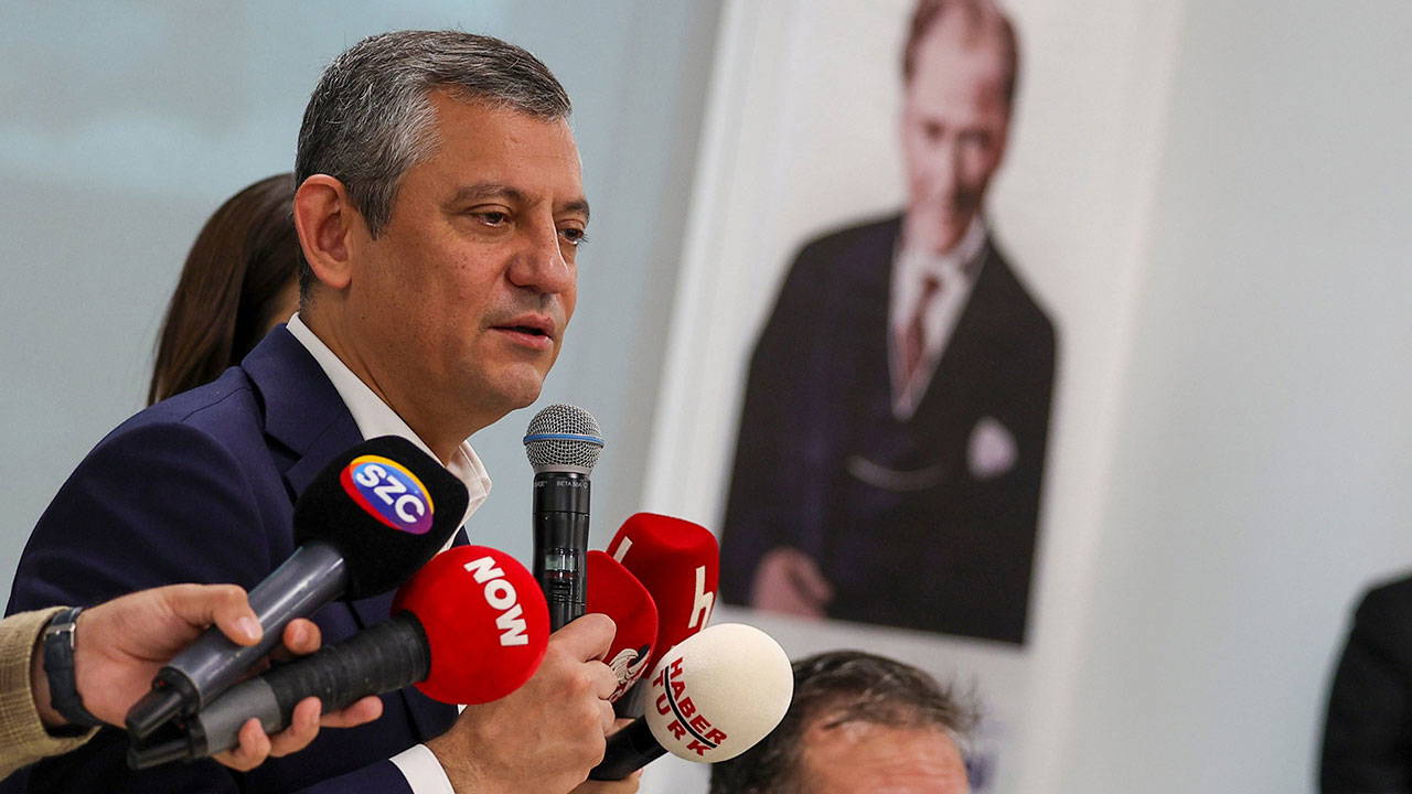 Son Dakika... Özgür Özel'den gazetecilere operasyona tepki: 'Korkağa karşı cesur olan kazanır'