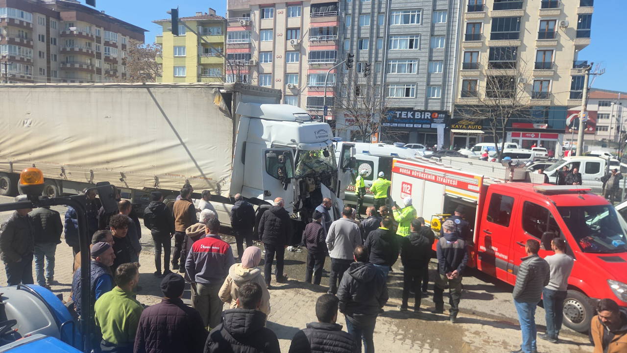 TIR, trafik ışıklarında motosiklet ile kamyona çarptı: Yaralılar var!